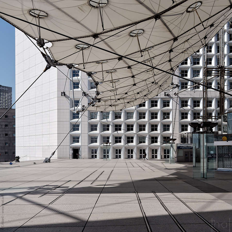 dessous du nuage de toile de l'esplanade de la Grande Arche