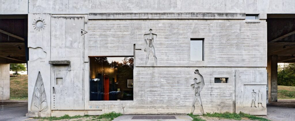 Fresque de Le Corbusier en façade de l'unité d'habitation de Firminy