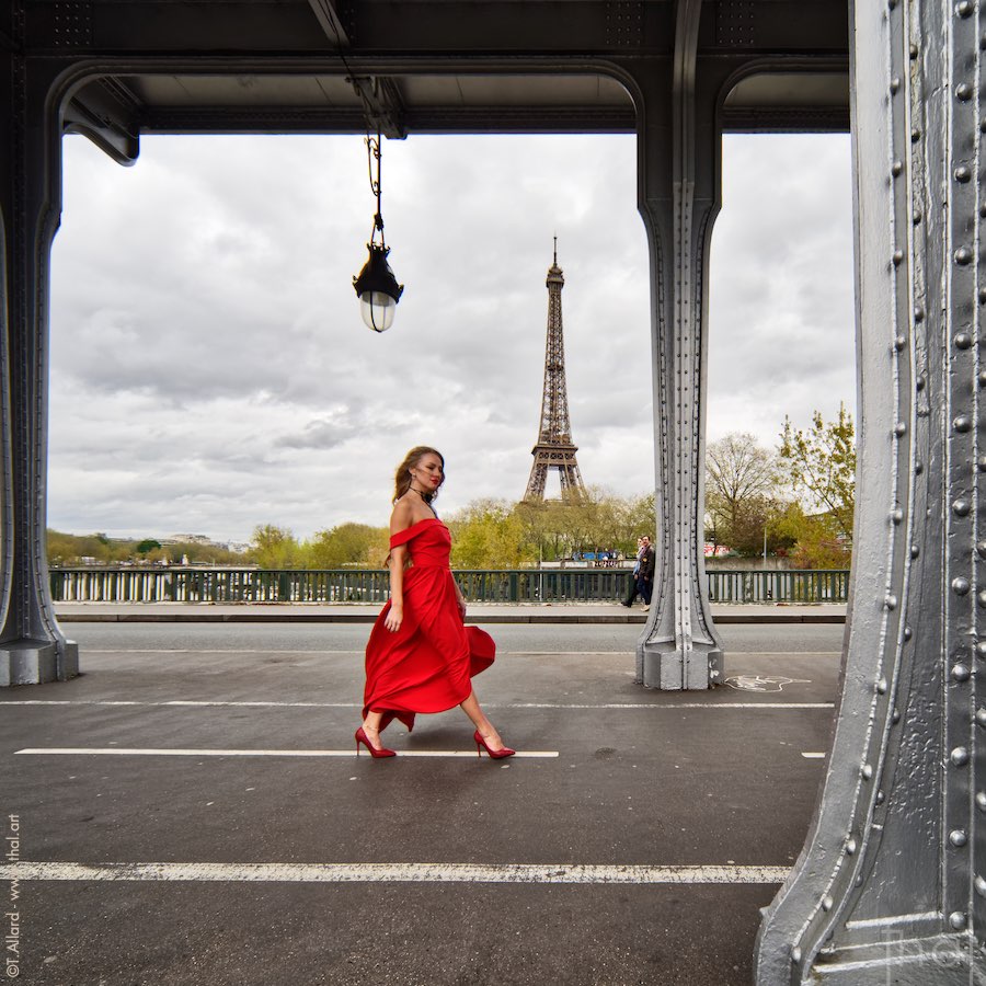 Femme en robe rouge sur le pont Bir-Hakeim avec la Tour Eiffel en arrière plan