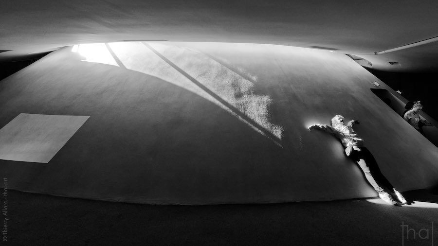 Woman reclining on the dome of the Espace Niemeyer