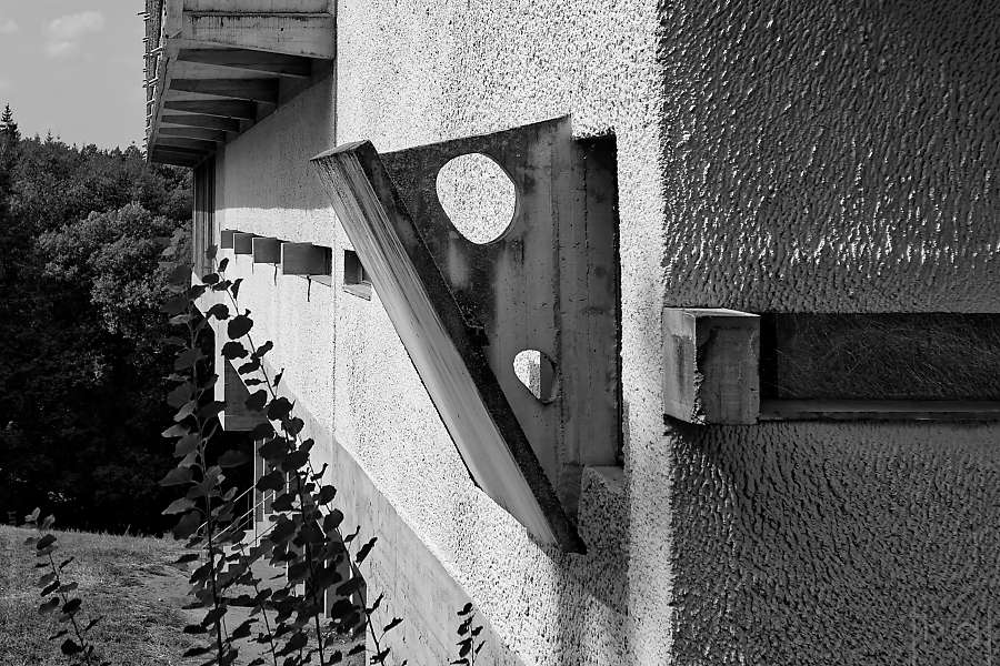 Fleur de béton à l'extérieur du couvent de la Tourette