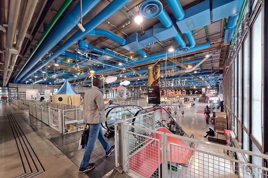 enchevêtrement de tuyaux bleus sur le plafond du Forum du Centre Pompidou à Paris