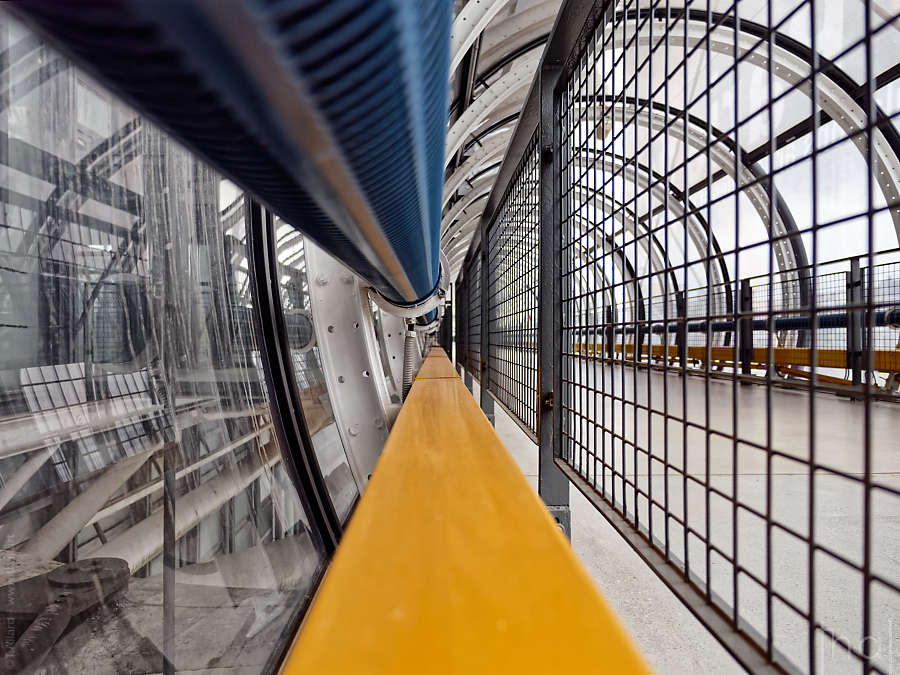 gaines électrique jaune et bleue à l'intérieur d'un couloir