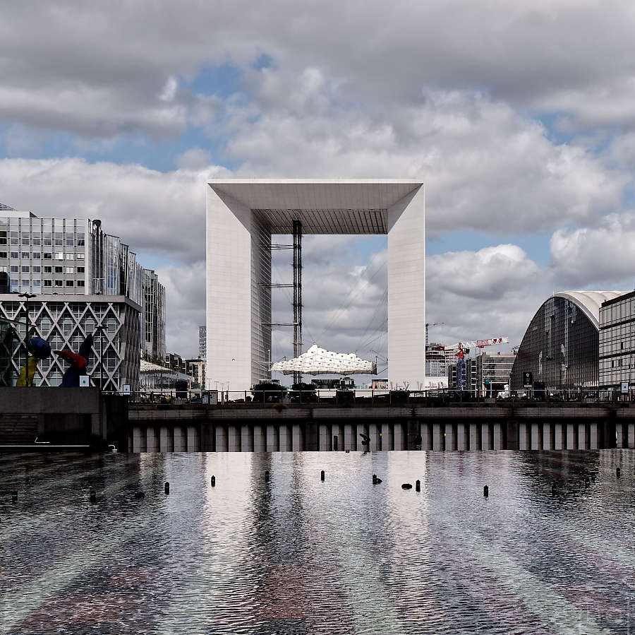 Grande Arche se reflétant dans un bassin de l'esplanade de la Défense