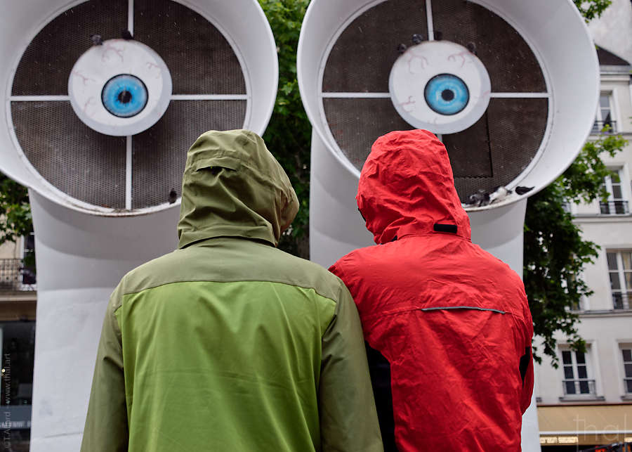 2 hommes devant les tours de refroidissement de Piazza de Beaubourg