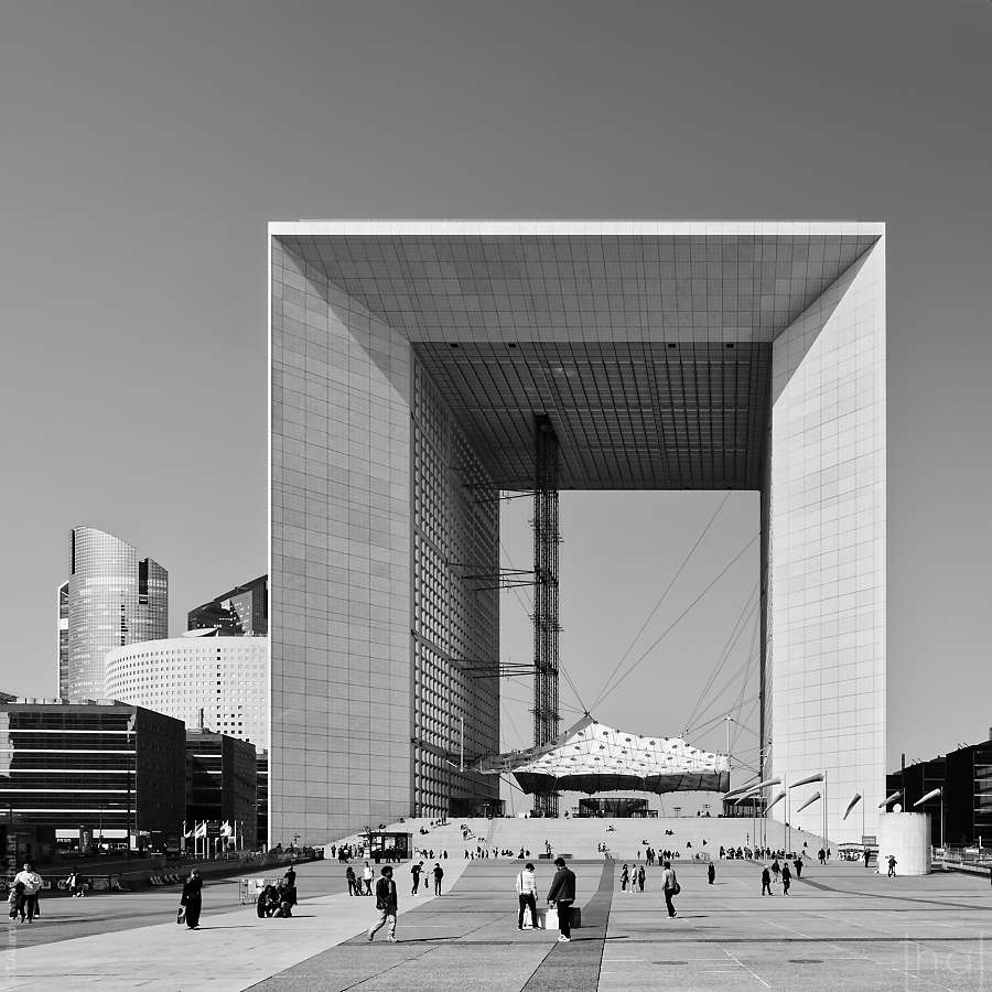 vue en noir et blanc de la Grande Arche de la Défense