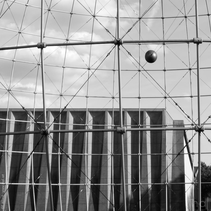 Globe métallique devant le centre de conférences de l'Unesco à Paris