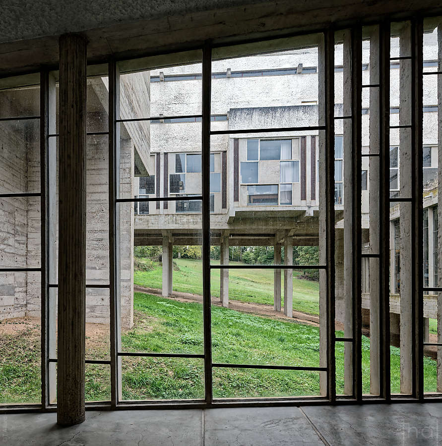 Pans de verre ondulatoires dans le cloître du couvent de la Tourette