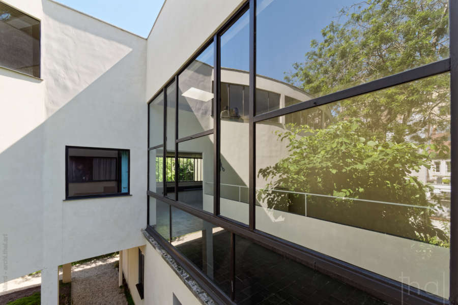 Glass walls in Le Corbusier's La Roche house