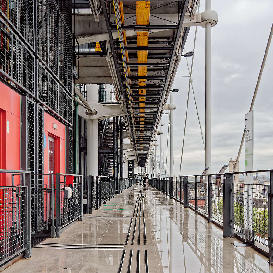 passerelle ouverte en façade du Centre Pompidou