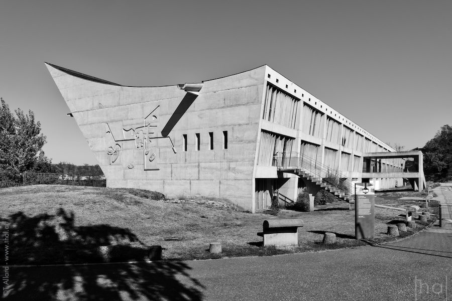 Pignon sud de la Maison de la Culture de Le Corbusier