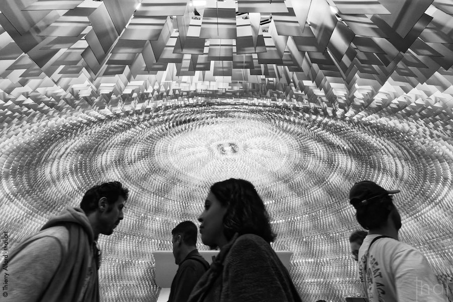 Visiteurs sous la coupole de l’amphithéâtre Niemeyer
