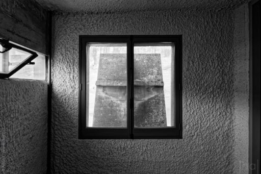 Fenêtre occultée du couvent de la Tourette