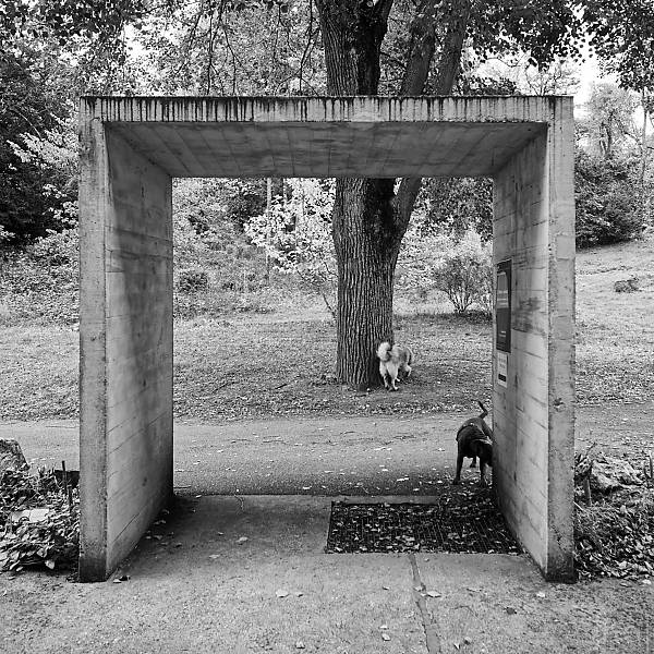 Porche d'entrée en béton brut du couvent