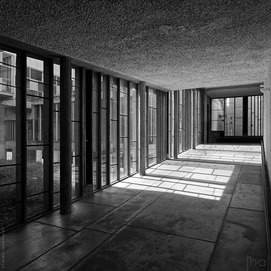 Rampe d'accès centrale du couvent de la Tourette
