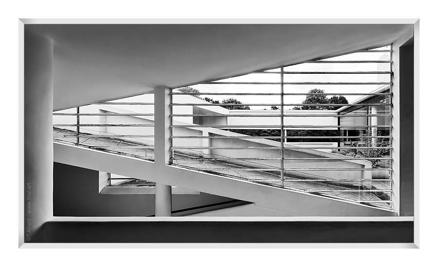 Opening onto the access ramp to Villa Savoye