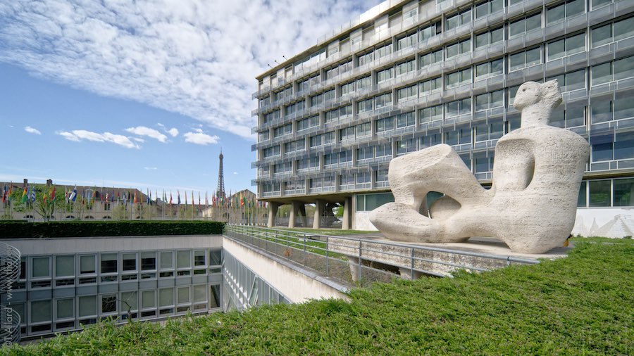 Sculpture Silhouette au repos d'Henri Moore au siège de l'UNESCO
