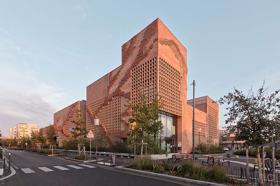 The Simone Veil School at sunset in Villeurbanne
