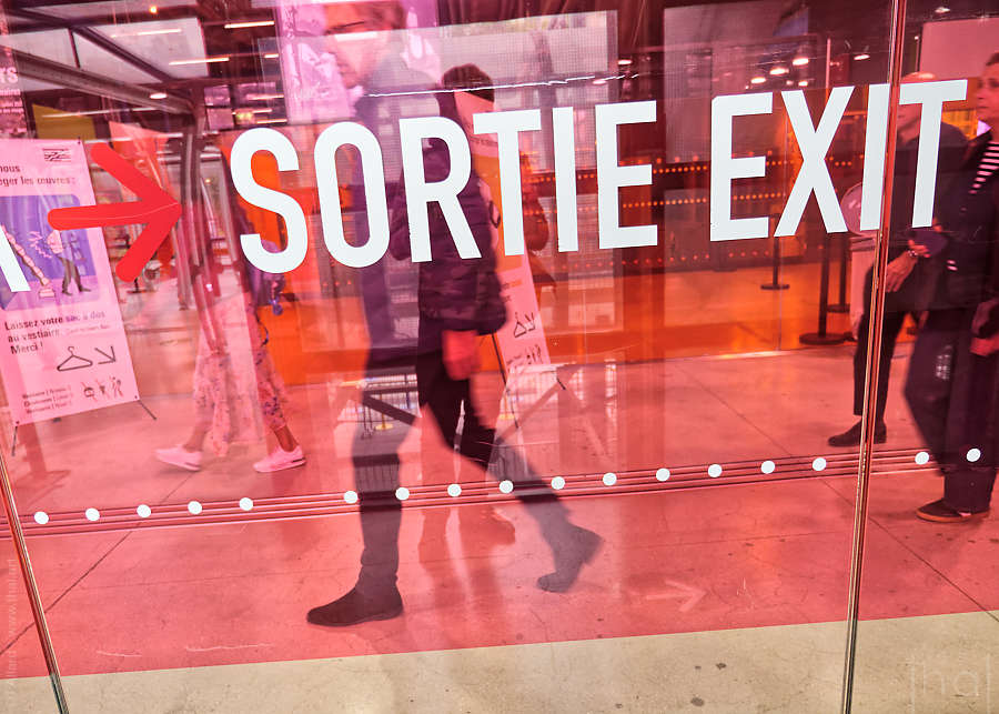 vitrage rouge transparent marqué SORTIE au centre Beaubourg