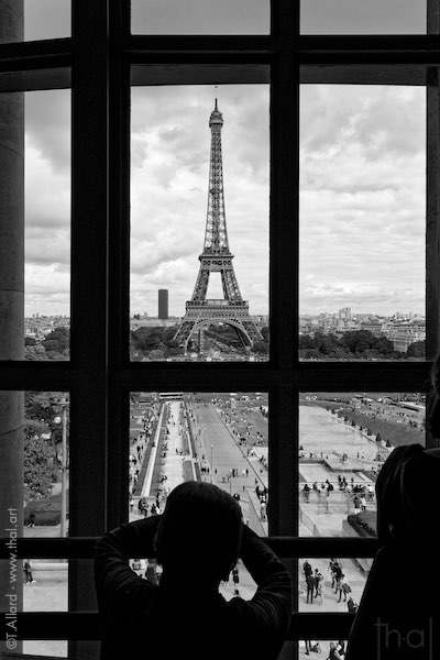 Tour Eiffel vue a travers les fenêtres de la Cité de l’Architecture et du Patrimoine