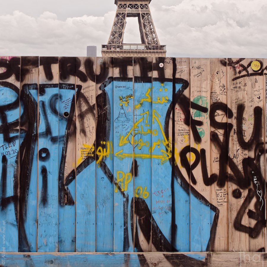 Fence with a tag that recreates the base of the Eiffel Tower