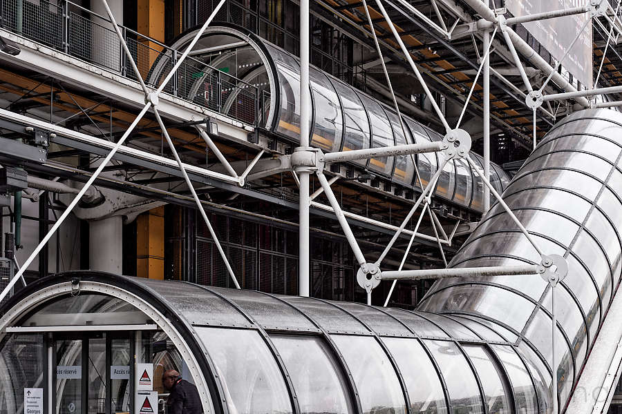 gros plan sur passerelles en forme de tubes du Centre Beaubourg