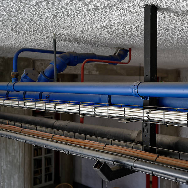 Tuyaux et gaines apparentes au plafond