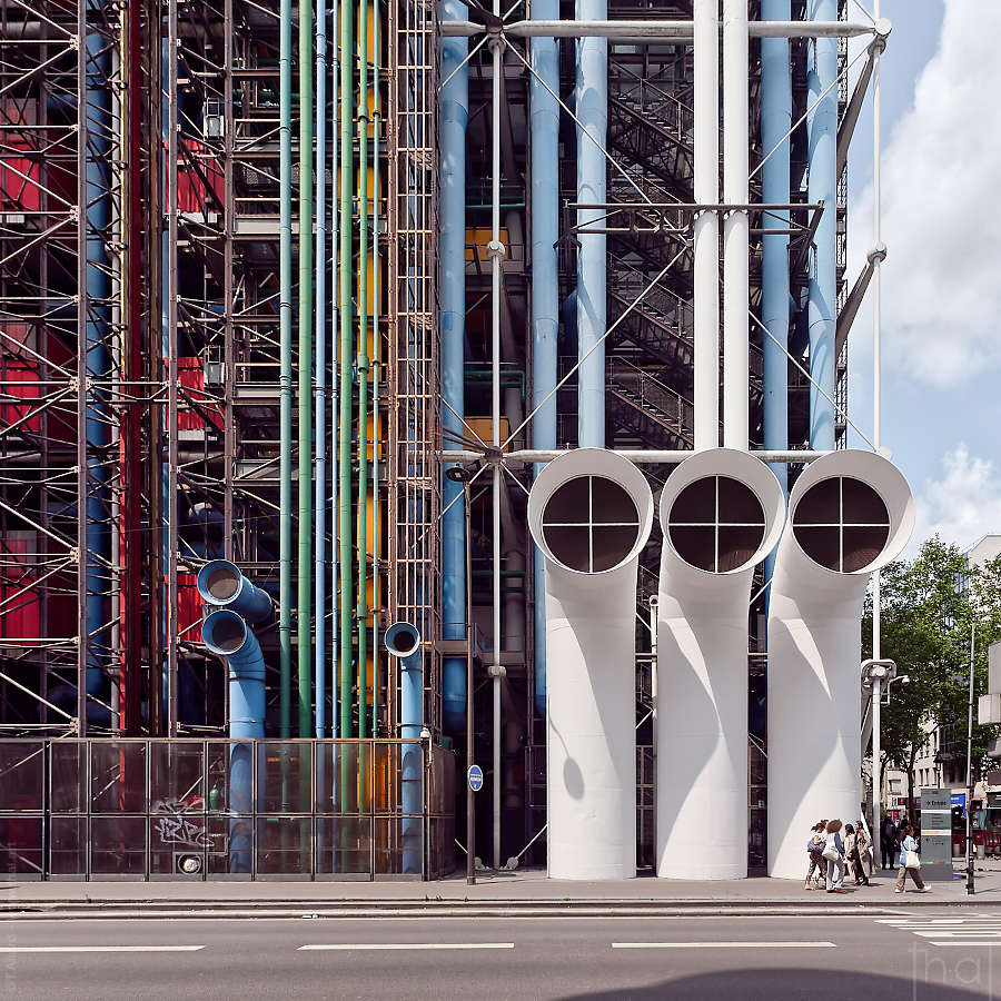 tuyaux en couleur sur la façade arrière du Centre Pompidou